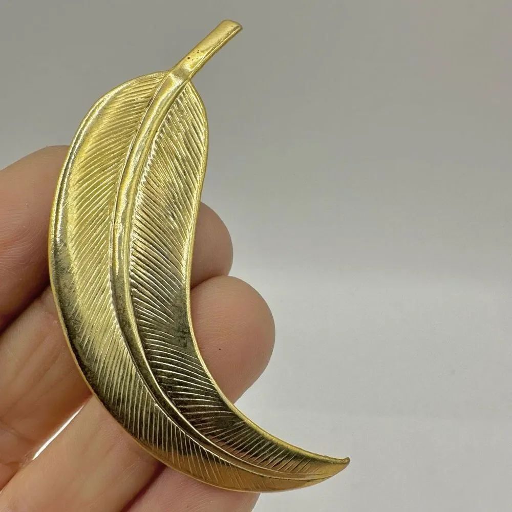 Gold tone vintage leaf brooch